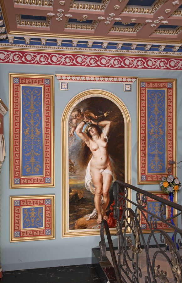 Central wall with painting